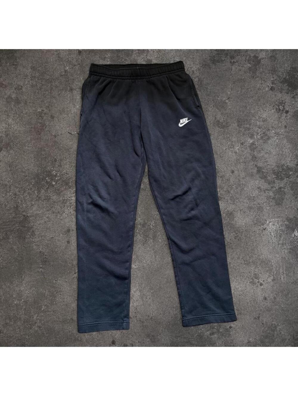 Fire Nike black sweatpants missing tag, but fits like men’s small